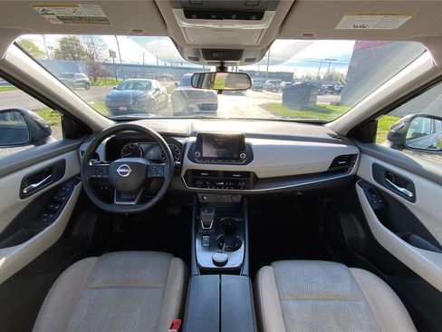 Used 2025 Nissan Rogue SV image 31