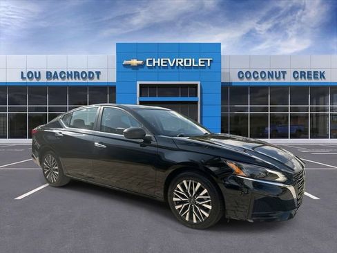 Used 2025 Nissan Altima 2.5 SV FWD image 2
