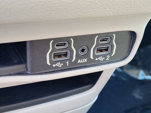 Used 2021 Chrysler Pacifica Touring FWD image 25