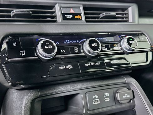 Used 2025 Honda Pilot TrailSport image 23