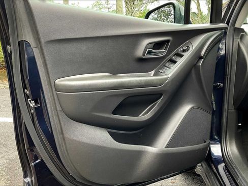 Used 2022 Chevrolet Trax LT w/ LT Convenience Package FWD image 22