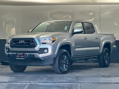 Used 2022 Toyota Tacoma SR5 w/ Technology Package AWD/4WD image 7