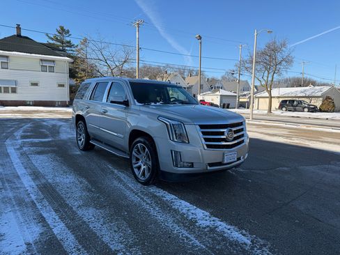 Used 2015 Cadillac Escalade Luxury image 1