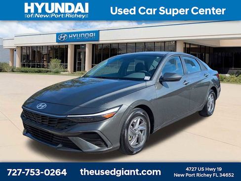 Certified 2025 Hyundai Elantra SE FWD image 1