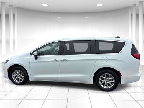 Used 2023 Chrysler Voyager LX FWD image 6