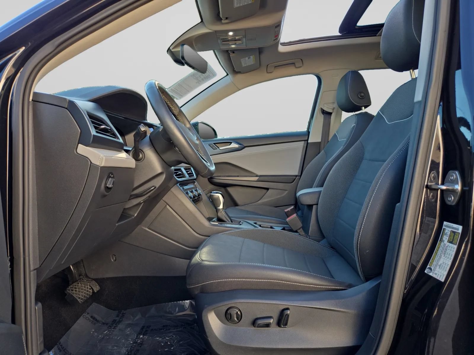Used 2024 Volkswagen Taos SE w/ Panoramic Sunroof Package FWD image 16