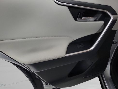 Certified 2020 Toyota RAV4 XLE Premium image 10