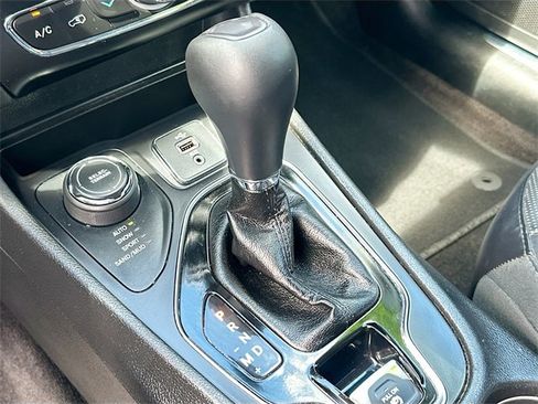 Used 2019 Jeep Cherokee Limited image 16