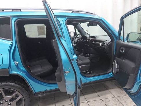 Used 2021 Jeep Renegade Latitude AWD/4WD image 9