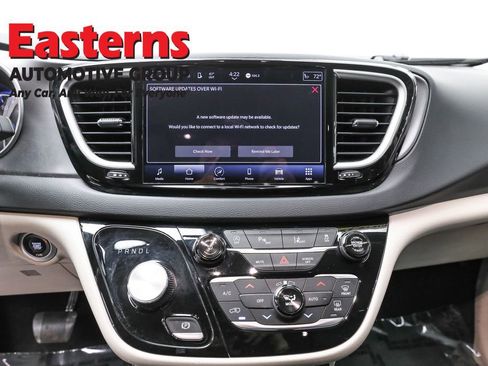 Used 2023 Chrysler Pacifica Touring-L image 12