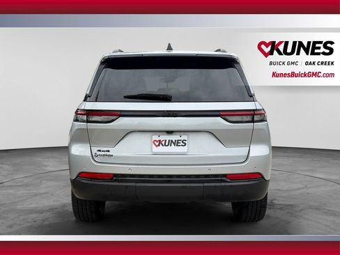 Used 2023 Jeep Grand Cherokee Altitude AWD/4WD image 9