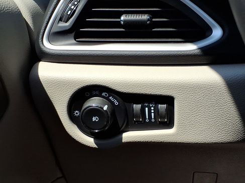 Used 2024 Chrysler Pacifica Touring-L FWD image 25