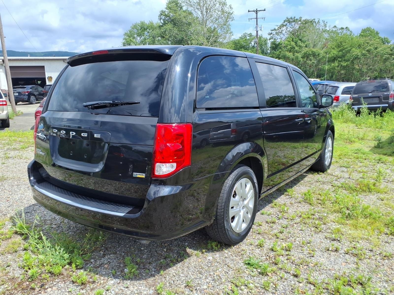 Used 2018 Dodge Grand Caravan SE w/ UConnect Hands-Free Group FWD image 3