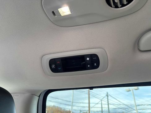 Used 2024 Chrysler Pacifica Touring-L image 39