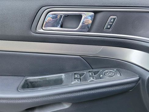 Used 2018 Ford Explorer XLT FWD image 6