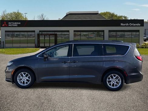 Used 2022 Chrysler Pacifica Touring-L image 6