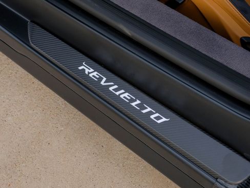 Used 2025 Lamborghini Revuelto image 37