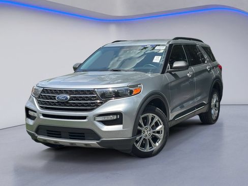 Used 2023 Ford Explorer XLT w/ Equipment Group 202A AWD/4WD image 2