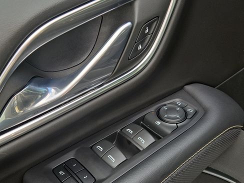 Used 2023 GMC Yukon SLT image 16