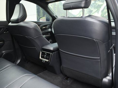 Certified 2025 Toyota Crown Signia AWD/4WD image 28