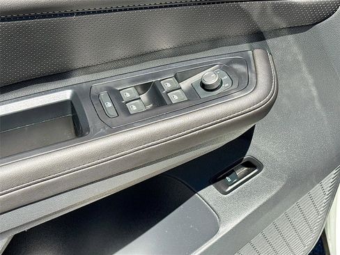 Used 2025 Volkswagen Atlas Cross Sport SE image 17