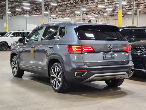 Used 2022 Volkswagen Taos SE FWD image 11