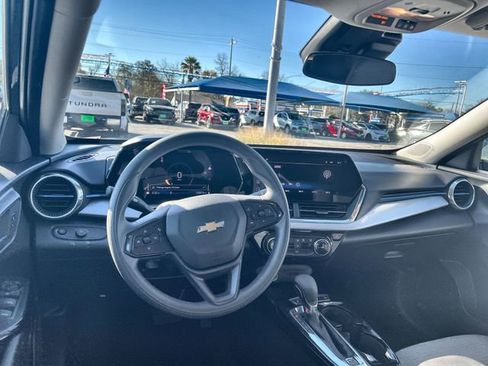 Certified 2025 Chevrolet Trax LT image 10
