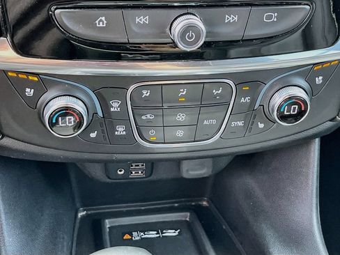 Used 2023 Chevrolet Traverse Premier FWD image 16