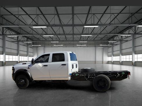 Used 2026 RAM 5500 Tradesman AWD/4WD image 2