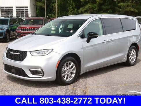 Used 2024 Chrysler Pacifica Touring-L FWD image 3