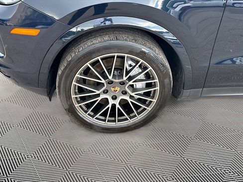 Used 2022 Porsche Cayenne Platinum Edition image 35