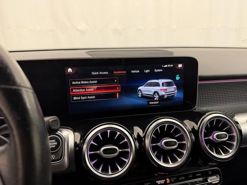 Used 2021 Mercedes-Benz GLB 250 4MATIC w/ Premium Package image 18