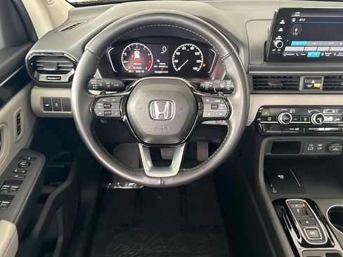 Certified 2025 Honda Pilot Touring image 11