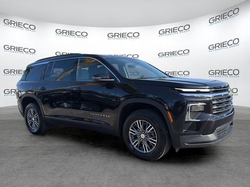 Used 2025 Chevrolet Traverse LT FWD image 1