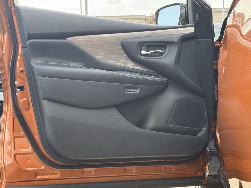Used 2015 Nissan Murano Platinum w/ Platinum Technology Package AWD/4WD image 3