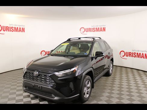 Used 2025 Toyota RAV4 XLE AWD/4WD image 2