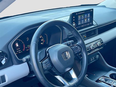 Used 2025 Honda Pilot EX-L image 9