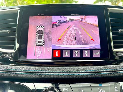 Used 2021 Chrysler Pacifica Touring-L image 23