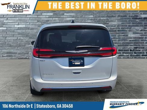 Used 2024 Chrysler Pacifica Touring-L FWD image 4