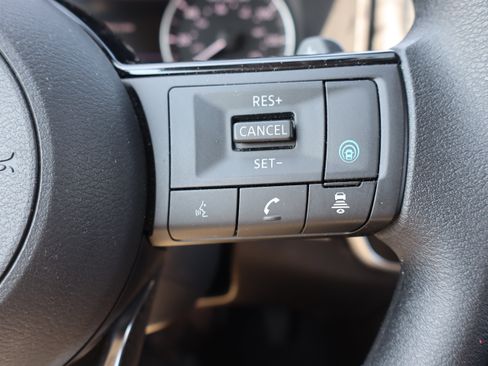 Used 2023 Nissan Rogue SV AWD/4WD image 16