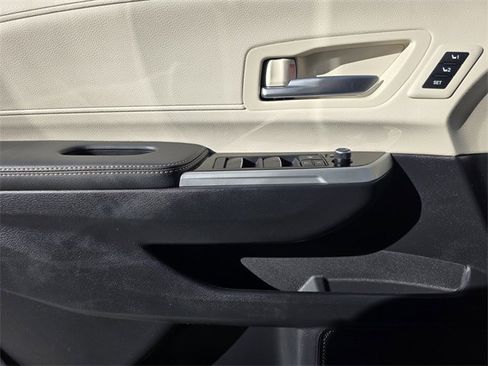 Used 2025 Toyota Sienna Platinum image 17