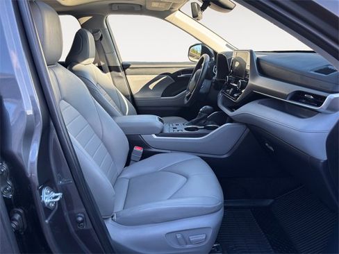 Used 2025 Toyota Highlander XLE image 15