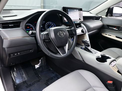 Used 2022 Toyota Venza XLE image 13