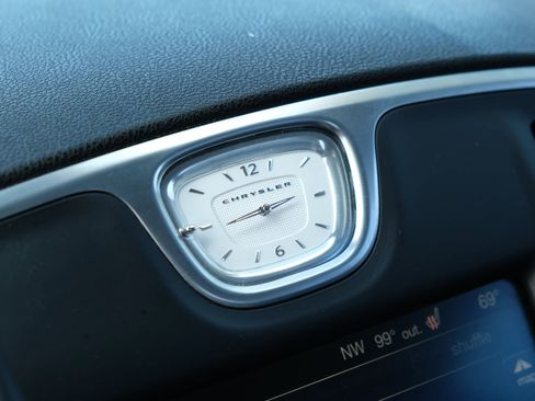 Used 2015 Chrysler 300 C image 41