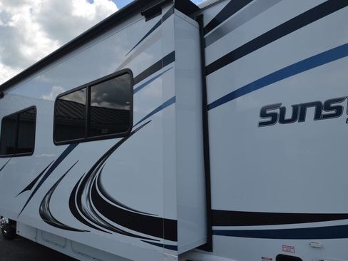 Used 2019 Ford E-450 and Econoline 450 Super Duty w/ Motorhome Prep Package RWD image 20