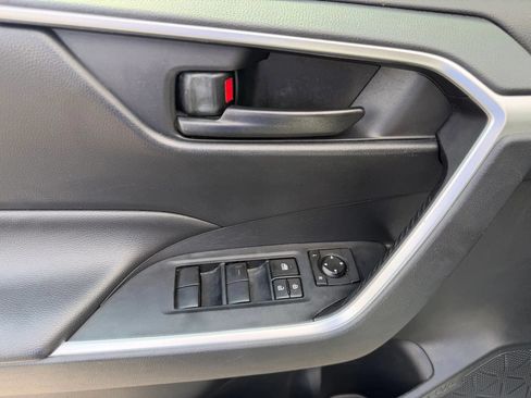 Used 2019 Toyota RAV4 LE AWD/4WD image 13