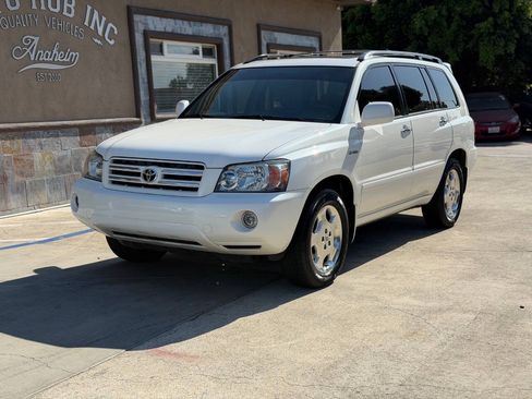 Used 2006 Toyota Highlander Sport w/ Towing Prep Pkg FWD image 2
