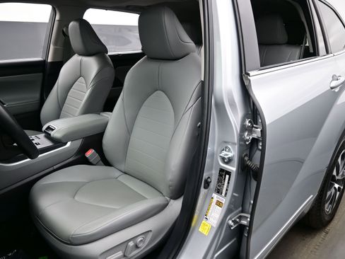 Used 2025 Toyota Highlander XLE image 12