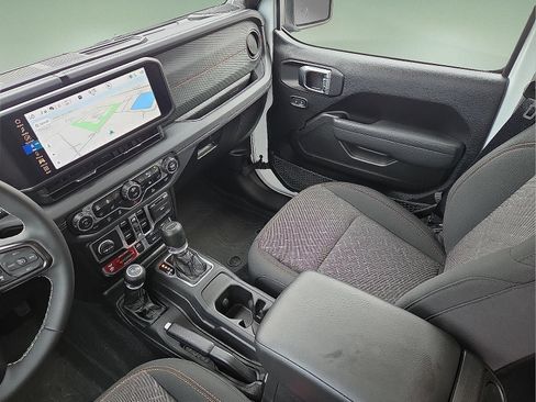 Used 2025 Jeep Gladiator Mojave w/ Convenience Group AWD/4WD image 12
