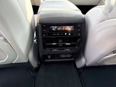 Used 2022 Jeep Grand Cherokee Summit w/ Luxury Tech Group V image 23